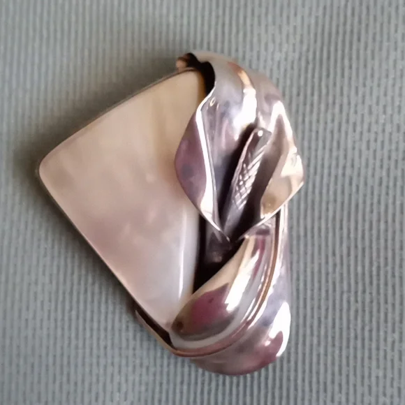 ARTIST MADE STERLING SILVER CALLA LILLY AND WHITE MOTHER OF PEARL PIN/PENDENT - Picture 1 of 10